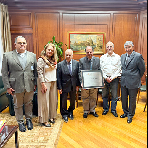 Colégio Dante Alighieri recebendo o Prêmio Jequitibá de Longevidade Corporativa, referência em educação bicultural em São Paulo