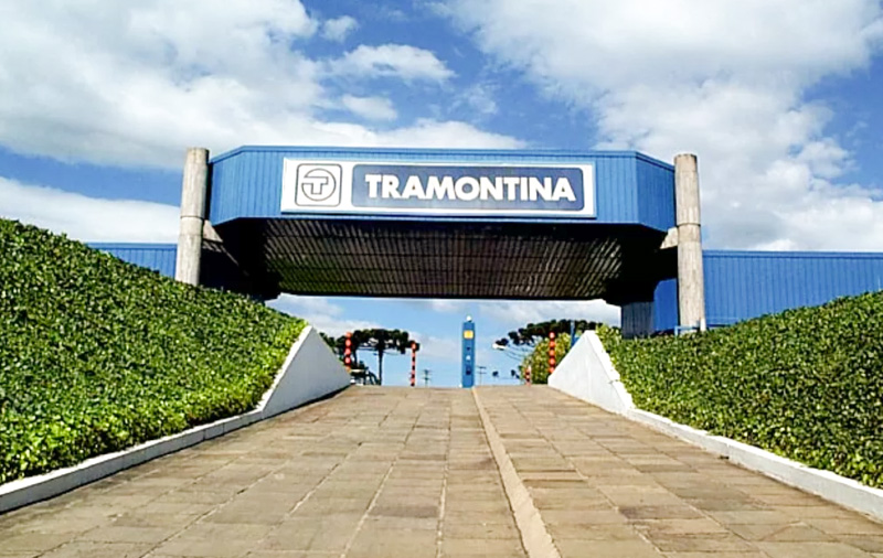 Fachada da fábrica Tramontina, indústria brasileira de utensílios e móveis reconhecida internacionalmente